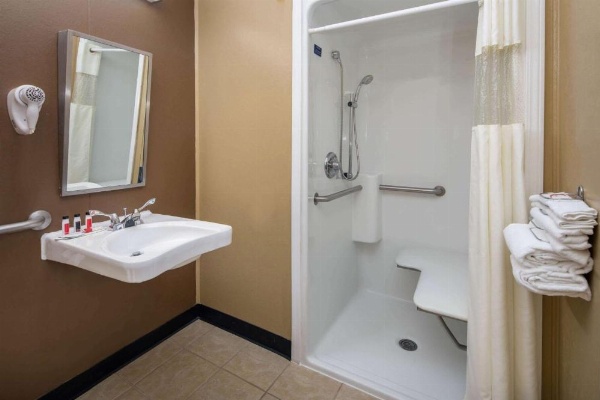 Microtel Inn & Suites by Wyndham Columbia Two Notch Rd Area image 10