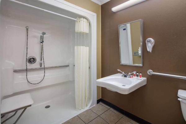 Microtel Inn & Suites by Wyndham Columbia Two Notch Rd Area image 12