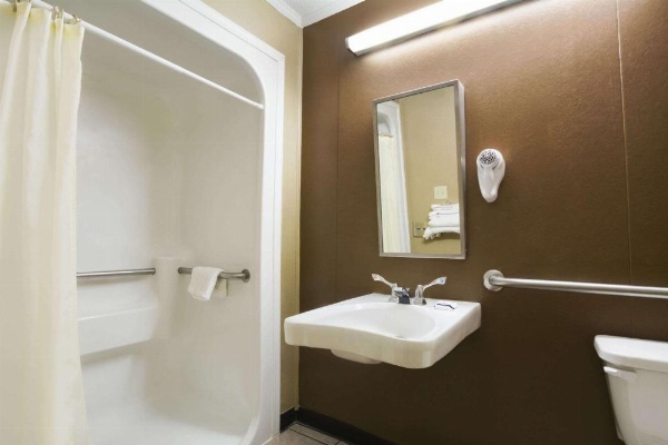 Microtel Inn & Suites by Wyndham Columbia Two Notch Rd Area image 19