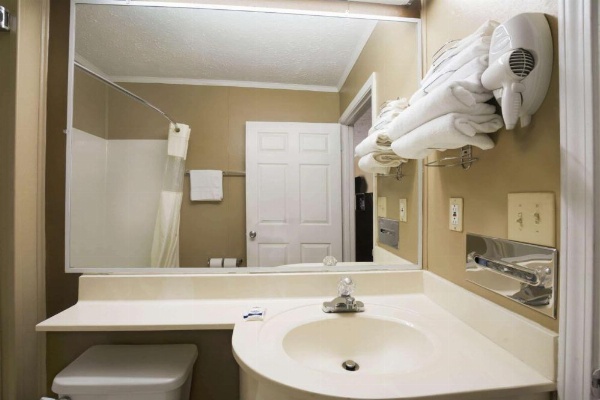 Microtel Inn & Suites by Wyndham Columbia Two Notch Rd Area image 28